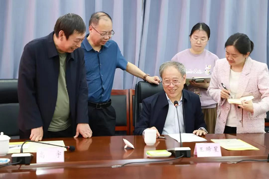 弘揚(yáng)國醫(yī)精粹 助力學(xué)科建設(shè)——王晞星國醫(yī)大師蒞臨鄭州市…